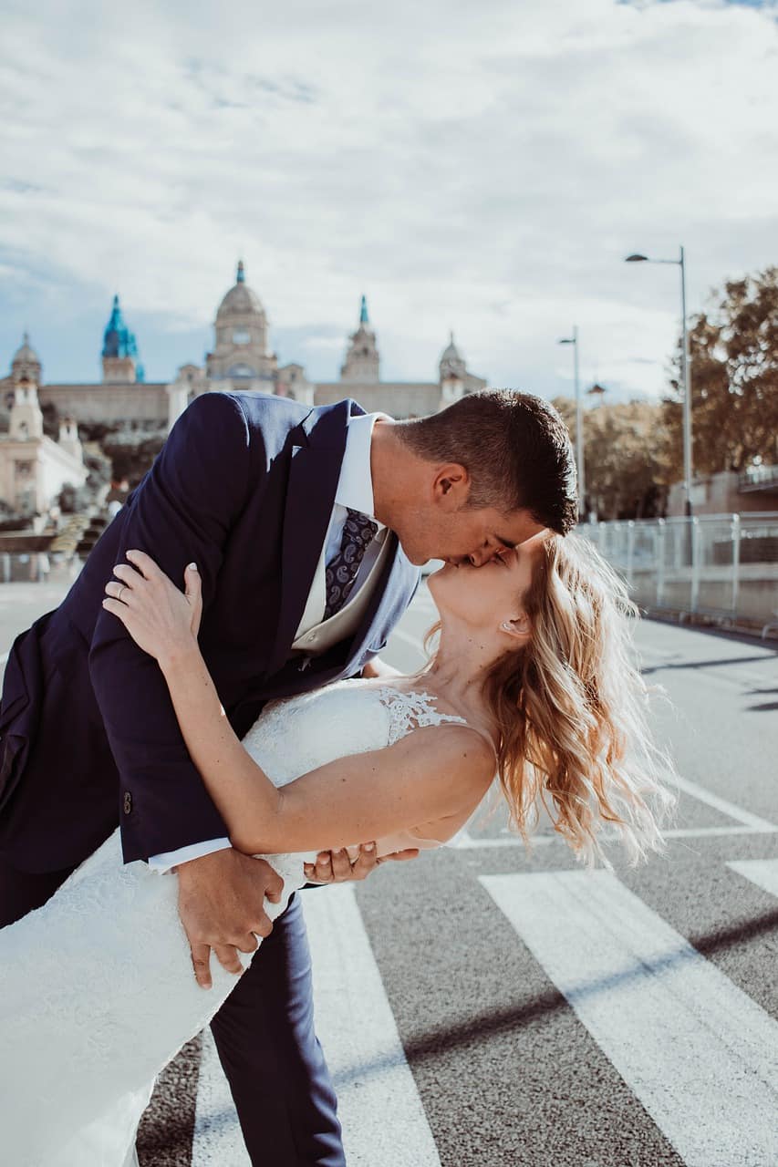 bride, groom, kiss-4239982.jpg